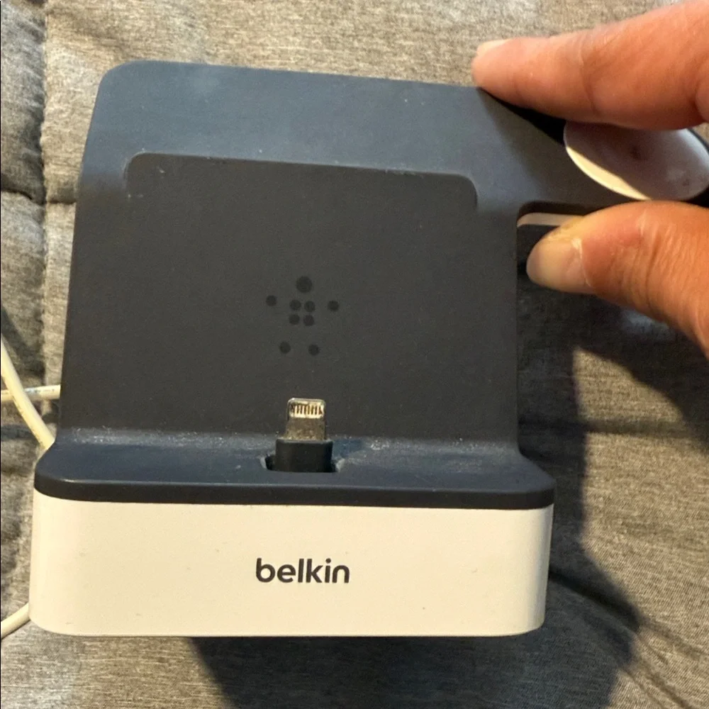 Belkin Dual Black and White Charging Station (lightning)